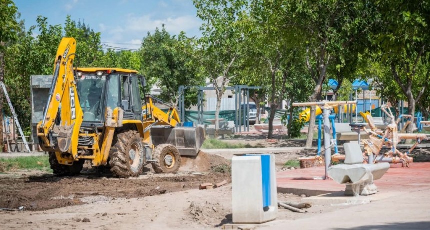 Avanza la construcción de la plaza y espacio deportivo en el barrio Ambrosio 