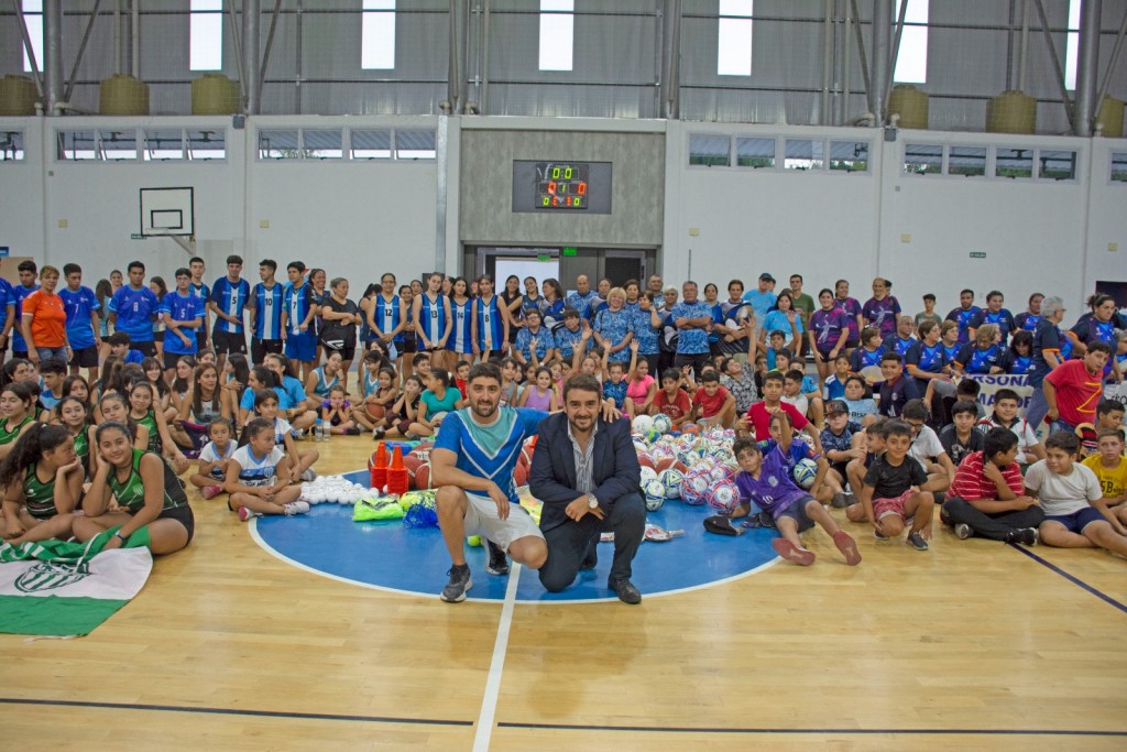 La Paz: Se presentó nuevo material e indumentaria deportiva municipal 