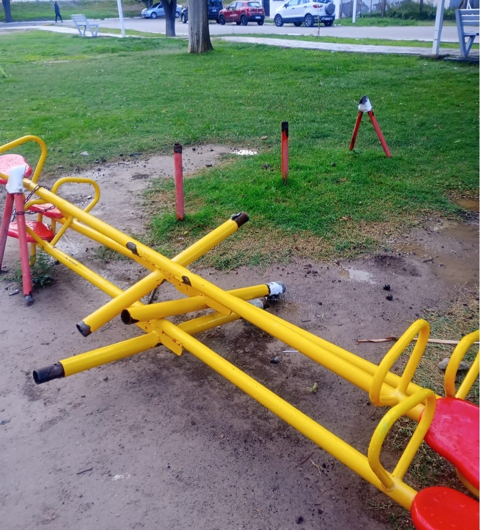 Vandalizaron juegos infantiles en la Plaza Sarmiento de Las Catitas