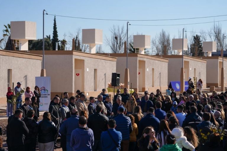 Los Barriales: 30 familias del barrio Ren&eacute; Favaloro ya tienen su casa propia 