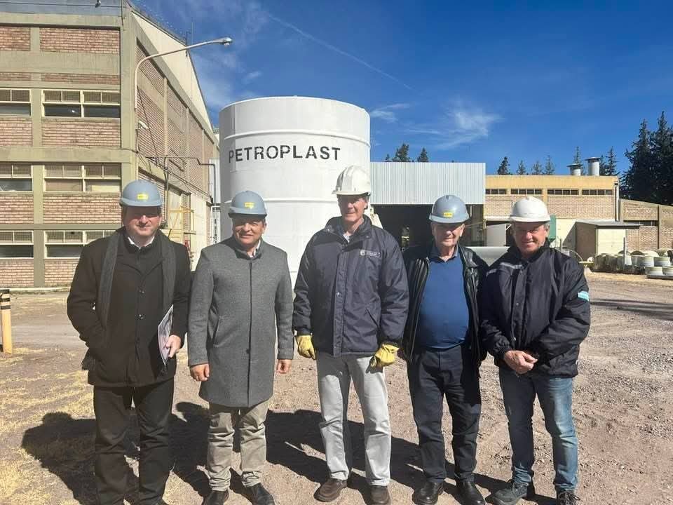 Visita de la Cooperativa Eléctrica Alto Verde y Algarrobo Grande a Petroplast en Santa Rosa 