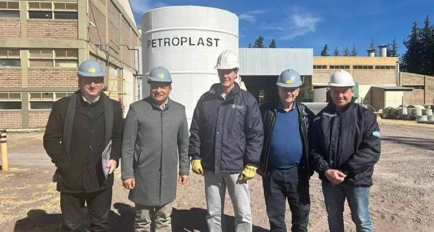 Visita de la Cooperativa Eléctrica Alto Verde y Algarrobo Grande a Petroplast en Santa Rosa 