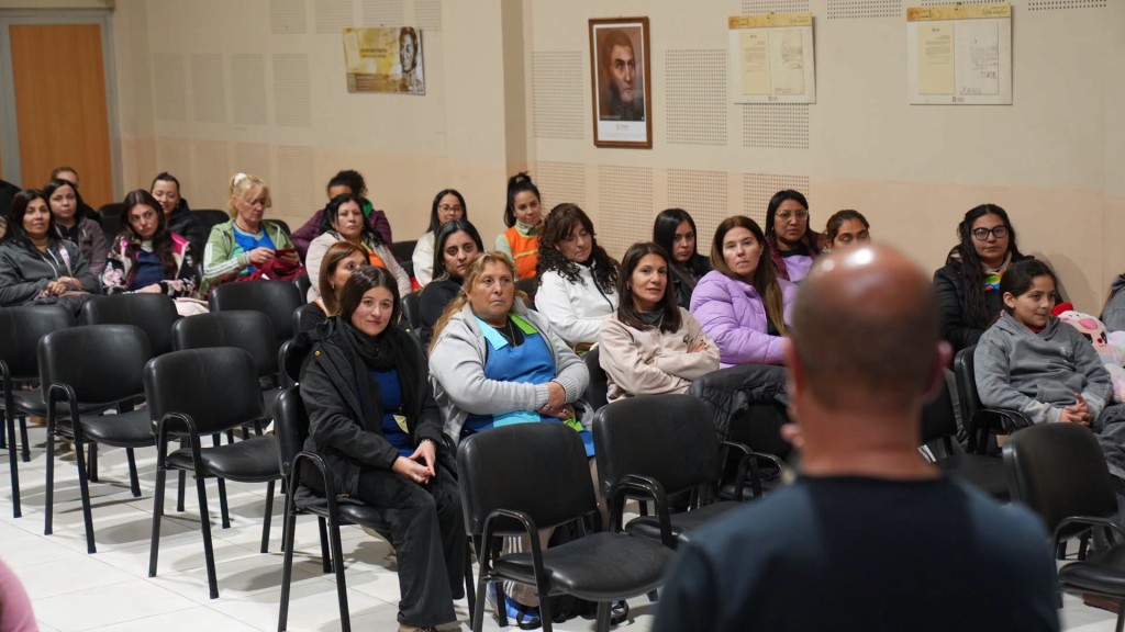 Docentes de jardines maternales de Jun&iacute;n se capacitaron en RCP y manejo de DEA 