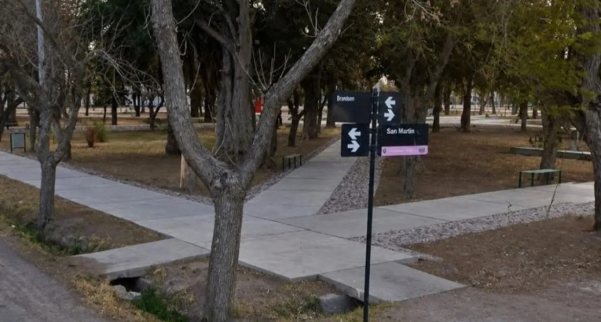 Inseguridad en San Mart&iacute;n: cuatro encapuchados robaron dos motos en la plaza de Chapanay 