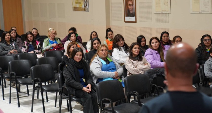 Docentes de jardines maternales de Jun&iacute;n se capacitaron en RCP y manejo de DEA 