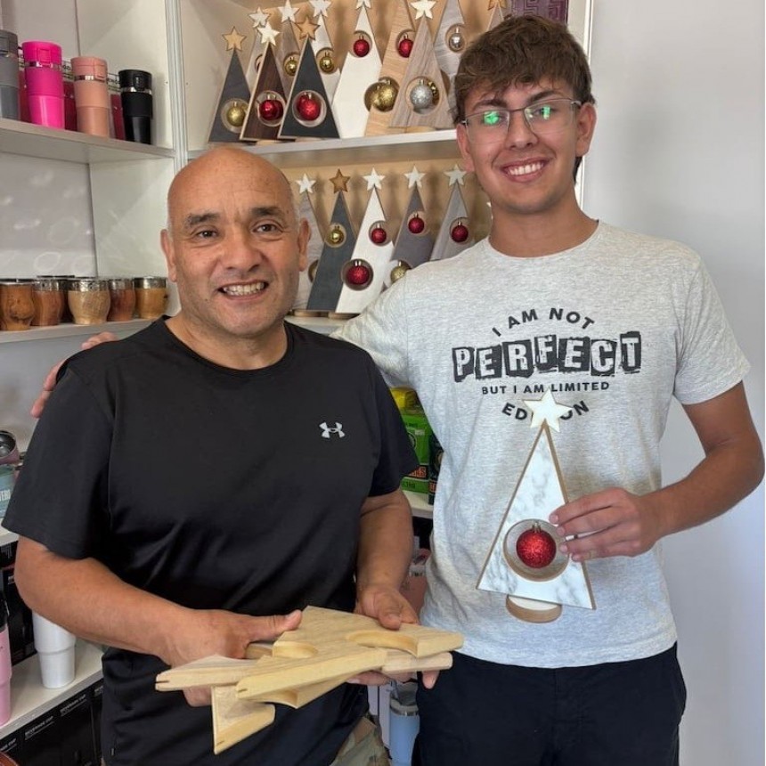 Dos carpinteros de Rivadavia viralizaron sus pinitos navideños y ya vendieron más de 2.000 unidades 