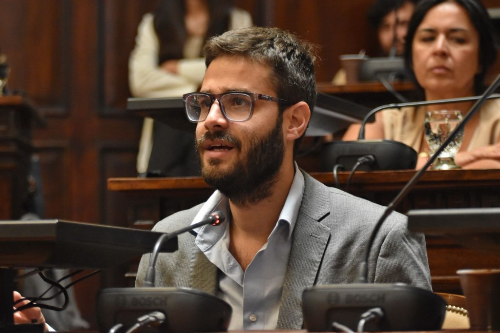 Fugazzotto logró media sanción para prorrogar la Ley de Arraigo y proteger a las familias puesteras